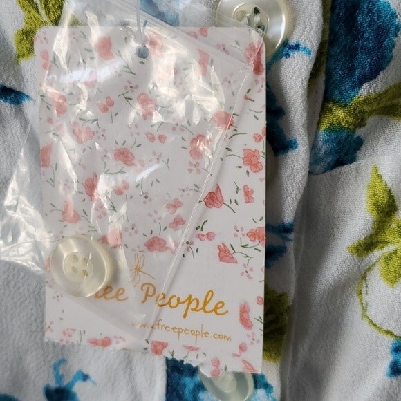 NWT FREE PEOPLE WHITE BLUE FLORAL CROPPED OFF SHOULDER PEASANT TOP SIZE SMALL - Picture 3 of 10